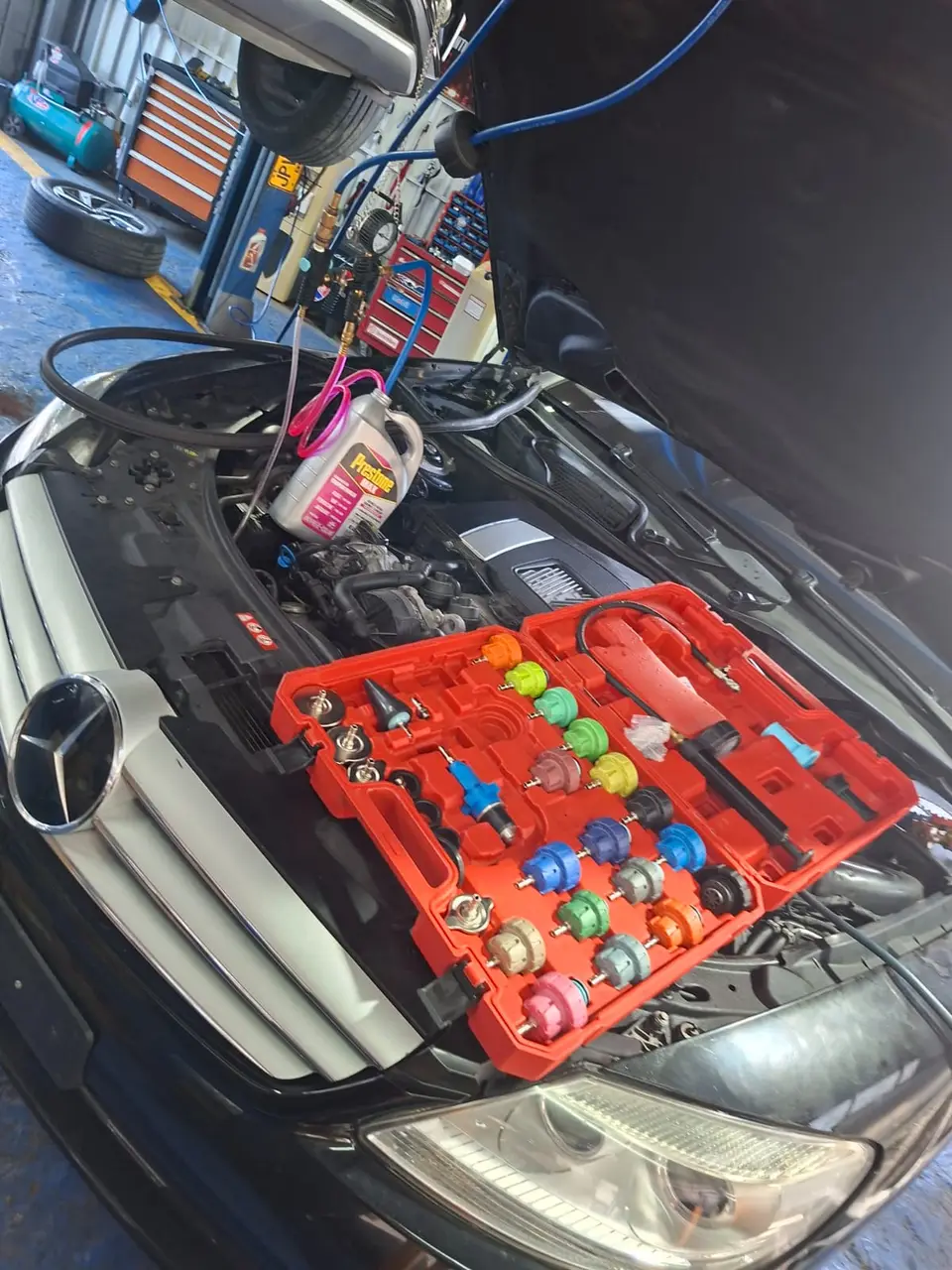 Juego de prueba de presión del sistema de refrigeración montado sobre un Mercedes