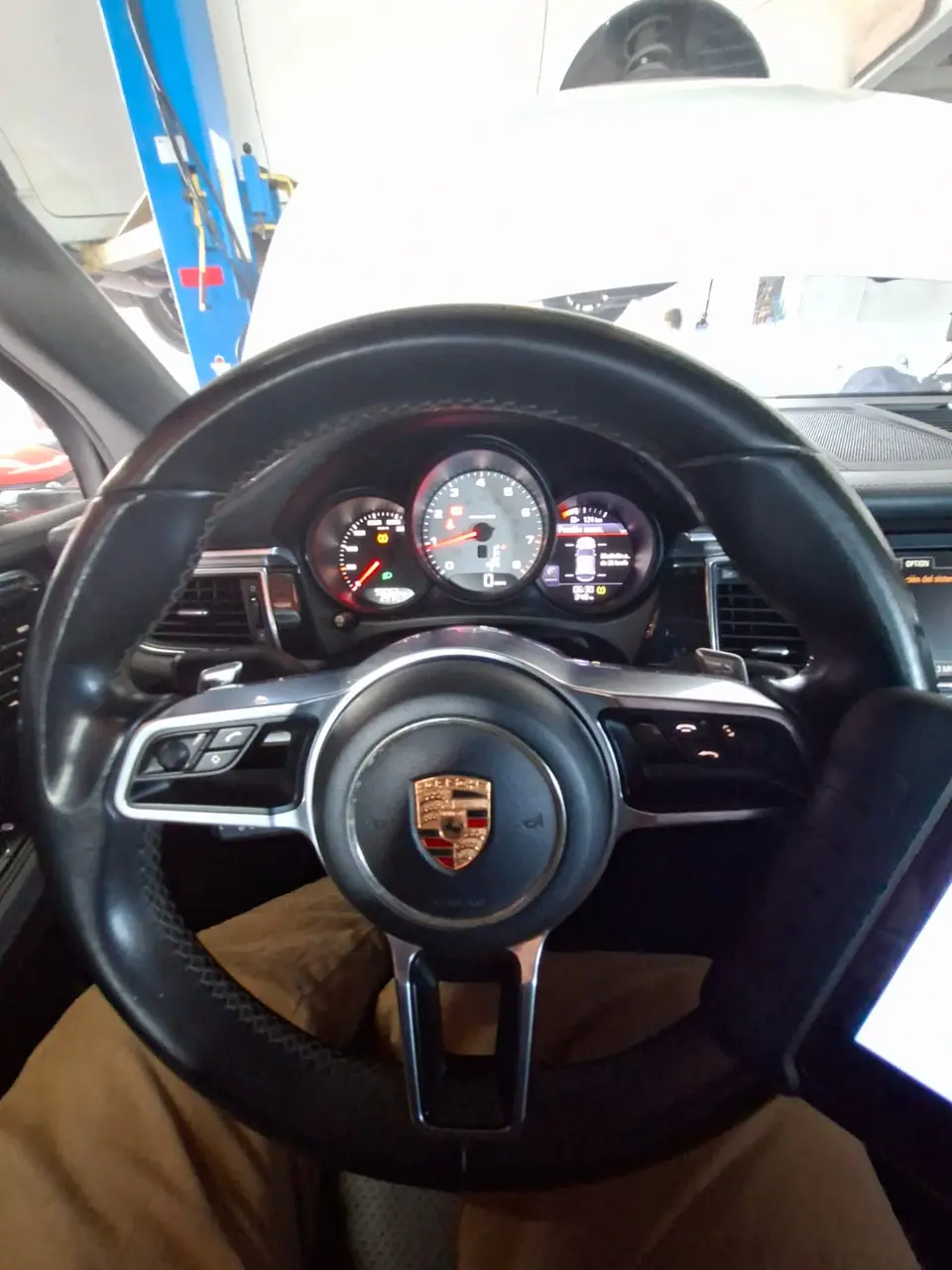 Tablero de un Porsche Cayenne durante una revisión electrónica